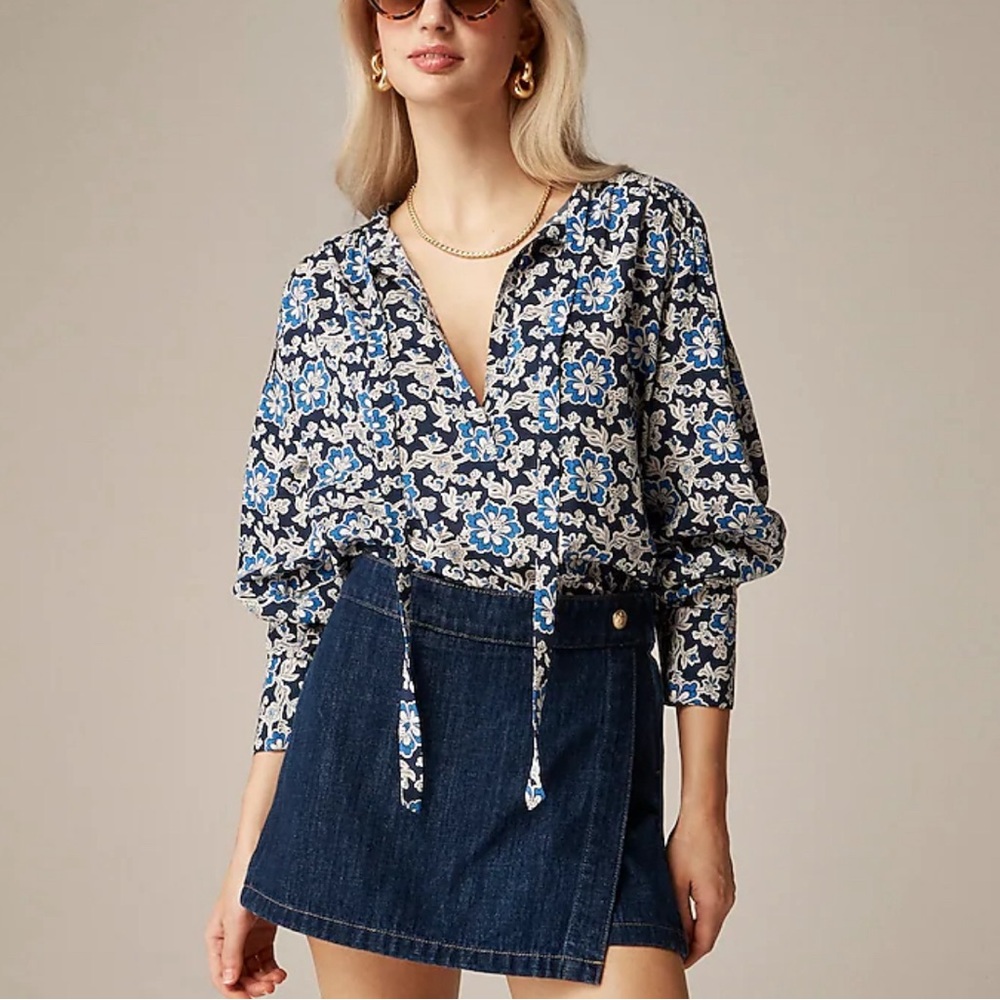 NWT V-neck tie top in floral cotton-blend dobby